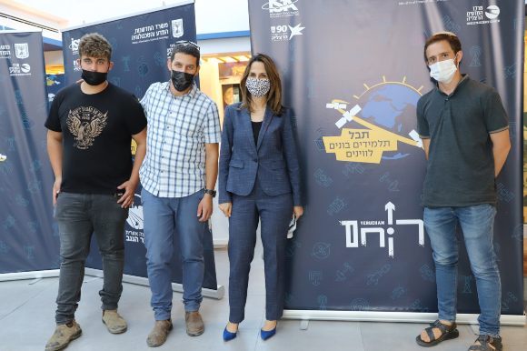 אחת התוכניות המרגשות של המשרד. שרת החדשנות, המדע והטכנולוגיה, אורית פרקש הכהן, עם תלמידים בתוכנית תבל בירוחם | צילום: משרד החדשנות, המדע והטכנולוגיה