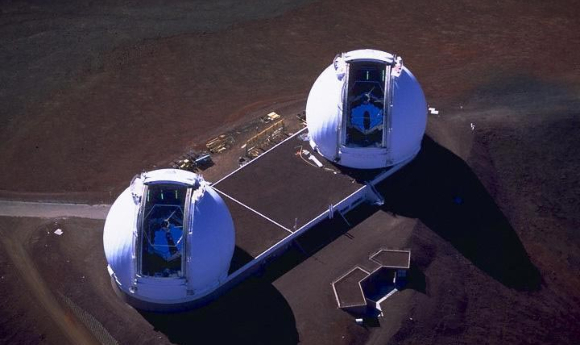 זוג טלסקופים שכל אחד מהם מורכב מ-36 מראות בצורת משושה. מבט אווירי על טלסקופ Keck בהוואי | צילום: NASA