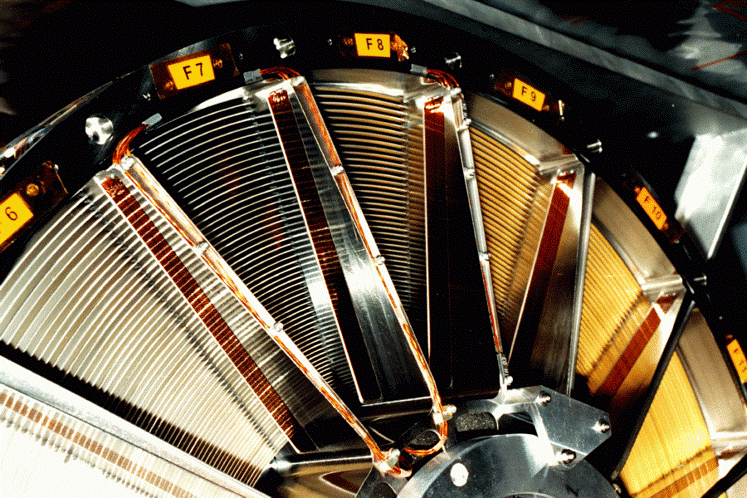 המראות בטלסקפ רנטגן מסודרות כגליל בתוך גליל, כדי לקלוט את הקרינה בזווית קהה ולהפנות אותה בהדרגה אל המוקד. המראות של טלסקופ החלל האירופי XMM-newton | מקור: D. de Chambure, XMM-Newton Project, ESA/ESTEC