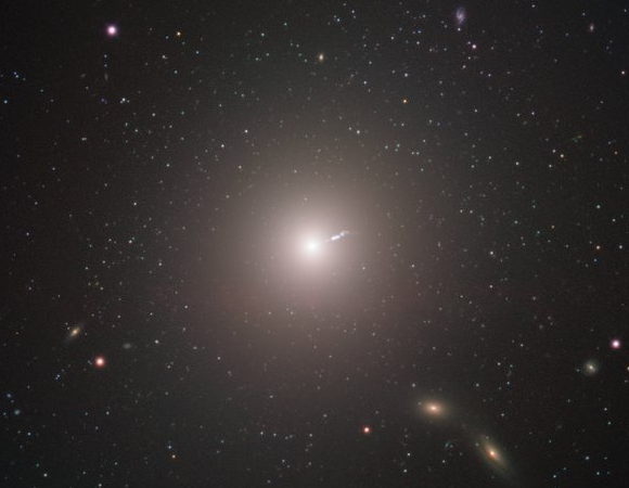 גלקסיית M87. בצד ימין ("שעה שתיים") של מרכז הגלקסייה אפשר להבחין בסילון הנפלט ממנו | צילום: מצפה הכוכבים הדרומי האירופי, ESO