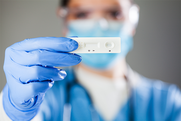 הבדיקות המהירות מאפשרות לזהות במהירות חלק מהנשאים של הנגיף ולקטוע שרשראות הדבקה על ידי בידוד מהיר שלהם. צילום: Cryptographer/Shutterstock