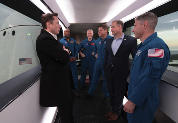 ראש נאס"א בריידנסטיין (שני מימין) עם בעלי SpaceX אלון מאסק (משמאל) והאסטרונאוטים של החללית דראגון, מימין: מייק הופקינס, בוב בנקן, דאג הארלי, ויקטור גלובר | צילום: NASA, JOEL KOWSKY / SCIENCE PHOTO LIBRARY