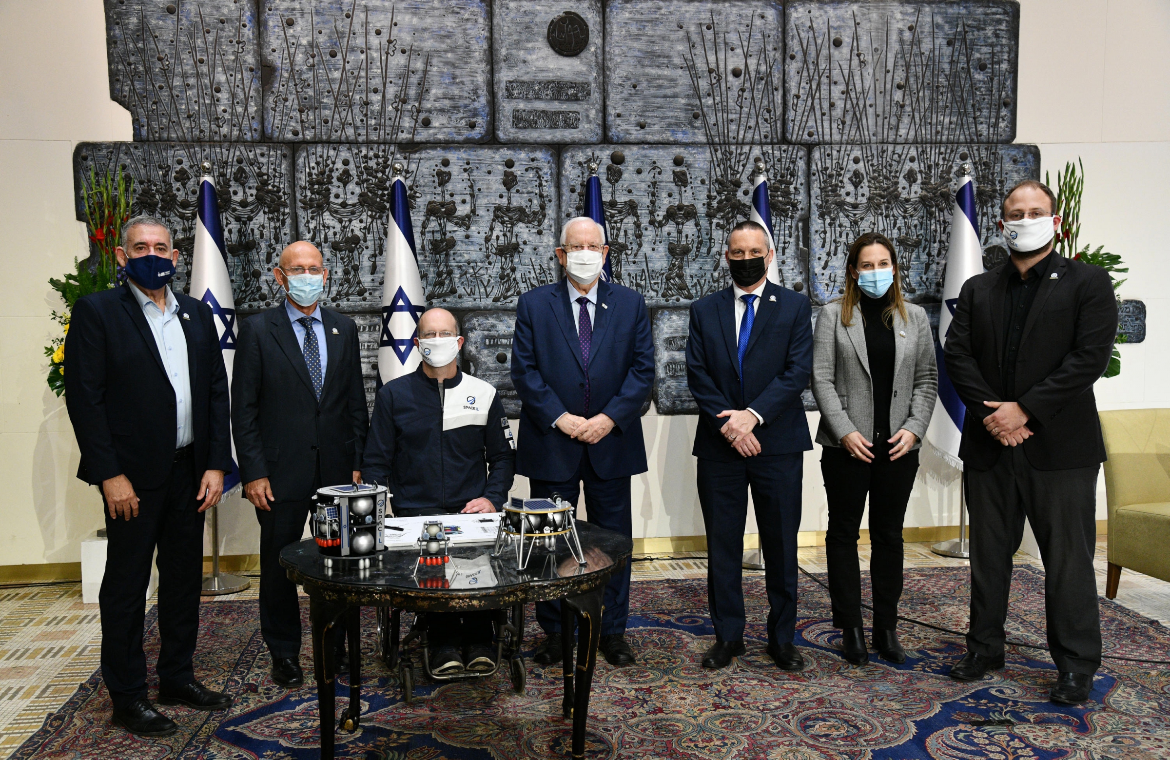 האירוע בבית הנשיא. מימין: כפיר דמרי, ממייסדי SpaceIL; שי-לי שפיגלמן, מנכ"לית משרד המדע; שר המדע יזהר שי; נשיא המדינה ראובן ריבלין; יריב בש ממייסדי SpaceIL; מנכל SpaceIL, שמעון שריד; מנכ"ל התעשייה האווירית, בועז לוי | צילום: חיים צח, לע"מ