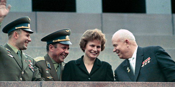 טרשקובה לאחר טיסת החלל, עם מנהיג ברית המועצות כרושצ'וב (מימין) והקוסמונאוטים פופוביץ' וגגרין (משמאל) | מקור: ארכיון RIA Novosti, ויקיפדיה