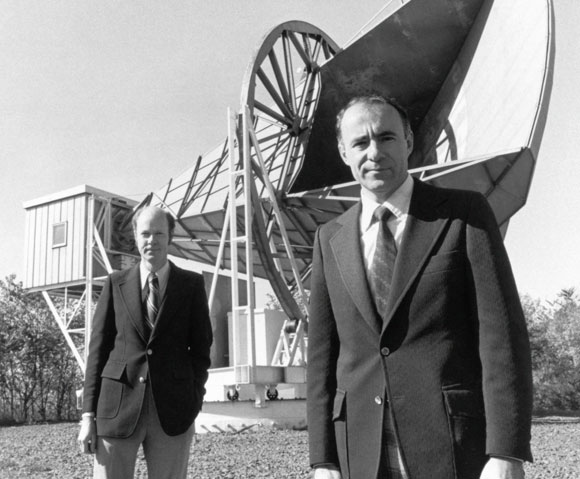 פנזיאס ווילסון ליד טלסקופ הרדיו של בל