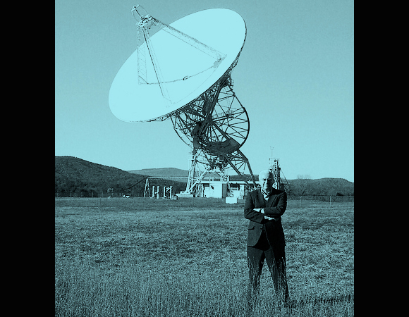 דרייק המבוגר על רקע אחד מטלסקופי הרדיו של NRAO במערב וירג'יניה | מקור: NRAO / AUI / NSF / SCIENCE PHOTO LIBRARY