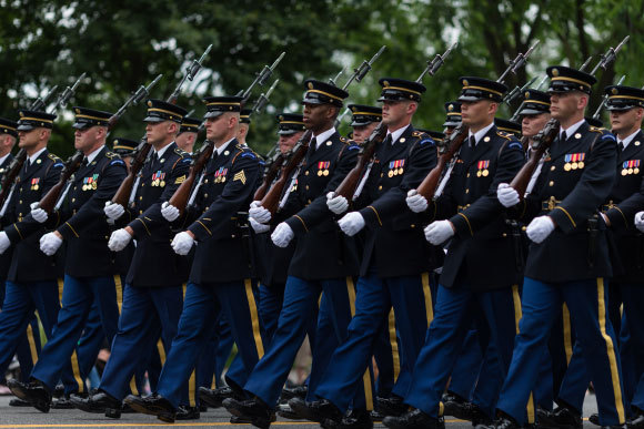 חיילים אמריקאיים צועדים | Shutterstock, Tianyu Han