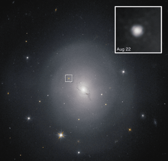 הגלקסיה NGC 4993, ובה נראה הבזק פיצוץ הסופרנובה GW 170817 (במסגרת) דועך בימים שאחריו | מקור: NASA/ESA