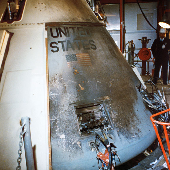 שורה של כשלים שנבעו מתכנון חפוז וביצוע חפוז עוד יותר. שרידי החללית אפולו 1 לאחר הפיצוץ  | צילום: נאס"א