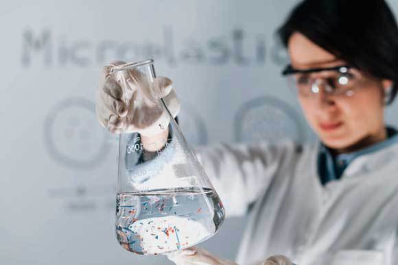חקר מיקרופלסטיק במעבדה | מקור: Microgen Images, Science Photo Library