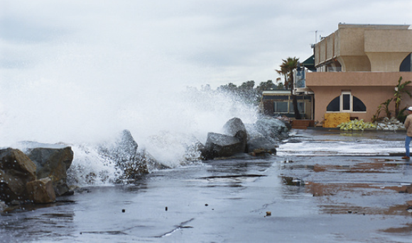 סערה בקליפורניה בעקבות תופעת אל-ניניו | צילום: Gregory Ochocki / Science Photo Library