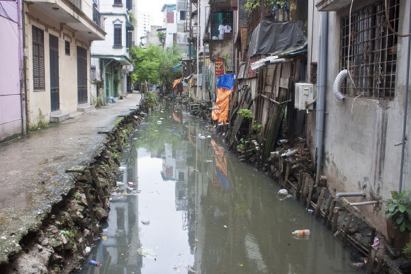 מי ביוב זורמים בשכונת מגורים בוויטנאם | Matyas Rehak, Shutterstock