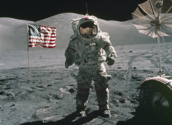 "המונח 'בלתי אפשרי' כבר אינו באוצר המילים שלנו". סרנן על הירח, לצד הרכב שובר השיאים | צילום: נאס"א