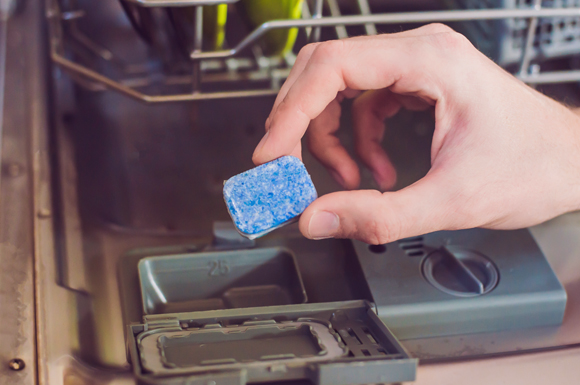 שילוב של סבון עם אנזימים וחומרים המפחיתים את חומציות המים ומקטינים את מתח הפנים שלהם | צילום: Shutterstock