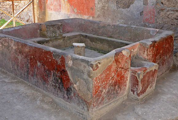 לכבס דרך הרגליים. אמבט ששימש כנראה לכביסה באמצעות דריכת עבדים על הכבסים בפומפיי שבאיטליה | צילום: Shutterstock