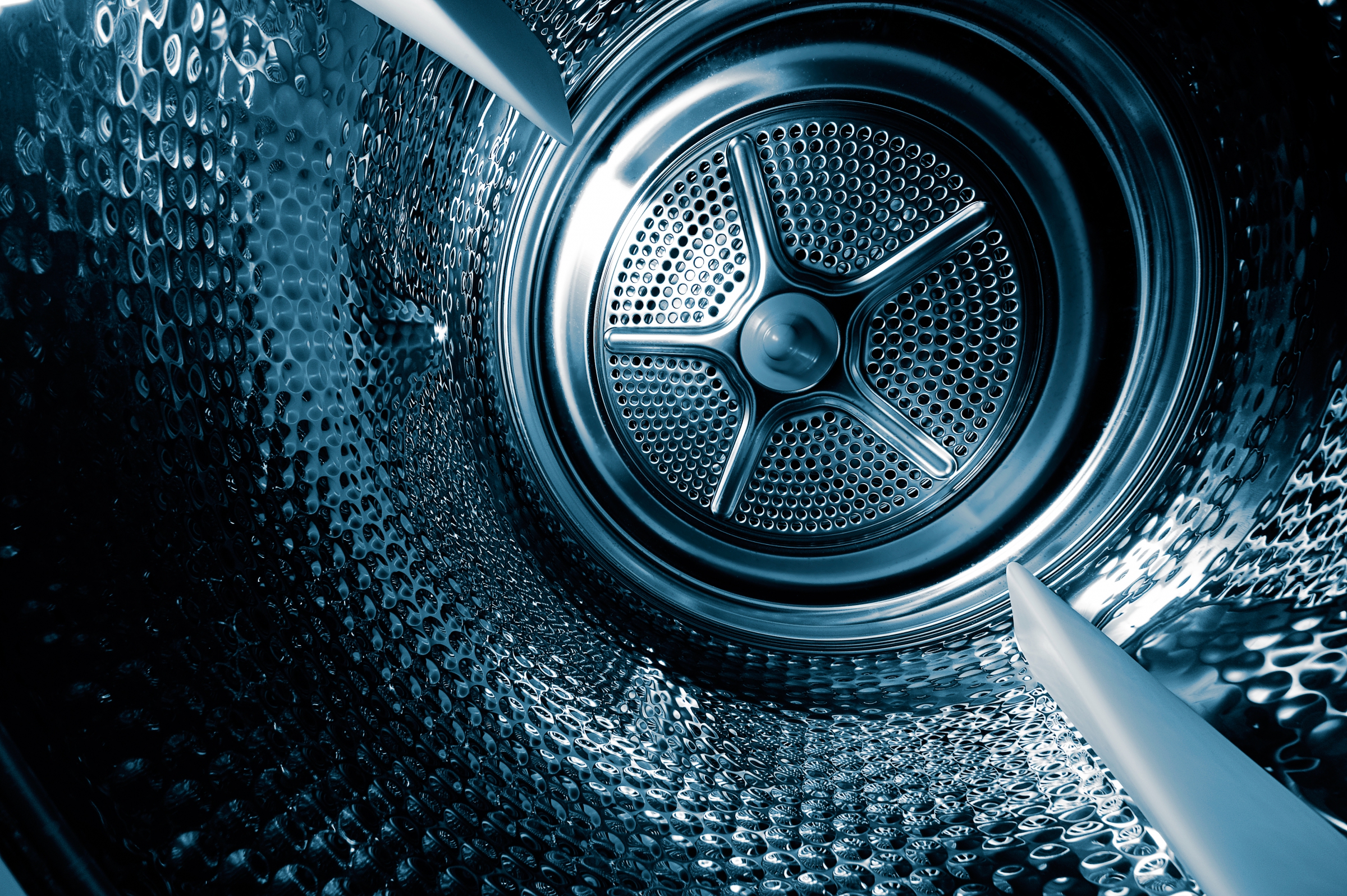 המבנה הפנימי של התוף מגביר את החיכוך עם הבגדים ומסייע בהסרת הכתמים. מכונת כביסה | צילום: Shutterstock