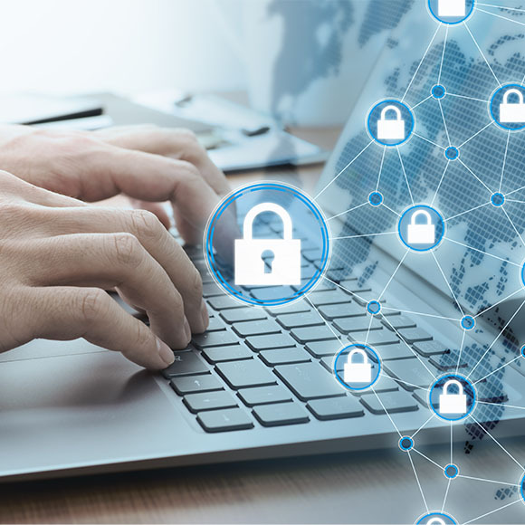 זוהי הכתבה החמישית בסדרת כתבות העוסקות בצפנים, אך היא עומדת בזכות עצמה. הפרקים הקודמים: צופן קיסר, ניתוח תדירויות, צופן ויז'נר, שיטת קסיסקי, מכונת האניגמה. בכתבה הקודמת דיברנו על האניגמה, מכונת ההצפנה המתוחכמת שבה השתמשו הגרמנים במהלך מלחמת העולם השנייה. השימוש בה כלל הגדרת מצב התחלתי או מפתח (קונפיגורציה) שהמצפין והמפענח צריכים לדעת מראש כדי שיוכלו לתקשר זה עם זה. לצורך זה, מדי חודש הפיצו הצבא והצי הגרמני לכל היחידות בשטח ספר שכלל את כל הקונפיגורציות ההתחלתיות לאותו חודש – מבצע חלוקה אדיר. נדלג קדימה לשנות ה-70. התפתחות רשתות המחשבים המוקדמות, שמהן יתפתח בעתיד האינטרנט, יצרה בעיה משמעותית של אבטחת נתונים. המשתמשים, שהיו אז בעיקר ארגונים ממשלתיים כמו צבא ארצות ה ברית ומוסדות מחקר בעולם המערבי, ביקשו לשמור על פרטיותם ועל חשאיות הודעותיהם, אבל לא הייתה שום דרך מעשית להפיץ ספרי מפתחות חודשיים לכולם. חלוצי הקריפטוגרפיה הממוחשבת של השנים האלה התמקדו בדיוק בזה: בעיית הפצת מפתחות. שימו לב, (קצת) מתמטיקה שימושית לפניכם. ההתעמקות כדאית. 1452238226 https://www.shutterstock.com/image-photo/computer-network-security-system-blockchain-technology-1452238226 כיתוב: התפתחות רשתות המחשבים, לימים האינטרנט, חייבה יצירת שיטות לאבטחת נתונים. אבטחת מידע ברשת מחשבים | מקור: tadamichi, Shutterstock בעיית הפצת המפתחות עד התקופה הזאת סברו שכדי לתקשר באופן מוצפן, שולח ההודעה והמקבל שלה חייבים לחלוק ביניהם סוד משותף. הסוד הזה יכול להיות ההיסט בצופן קיסר, מילת המפתח בצופן ויז'נר, הקונפיגורציה ההתחלתית של האניגמה וכן הלאה. אולם הבה נבחן את הניסוי המחשבתי הבא: אליס רוצה להעביר מכתב חסוי לבוב. היא מניחה את המכתב בארגז, נועלת אותו במנעול ששייך לה ושולחת לבוב את הארגז הנעול. אחרי שקיבל את הארגז, בוב נועל אותו במנעול משלו ושולח אותו בחזרה לאליס. כשאליס מקבלת את הארגז, היא מסירה את המנעול שלה ושולחת לבוב את הארגז פעם נוספת. כעת בוב יכול לפתוח את הארגז ולקרוא את המכתב ללא קושי, שכן רק המנעול שלו נשאר. זוהי דרך אחת לתקשר זה עם זה בלי לחלוק יחד שום סוד משותף. הראשונים שמצאו דרך פשוטה להצפין כך מידע שיהיה אפשר להעביר בערוץ פתוח ולא מאובטח היו מומחי ההצפנה ויטפילד דיפי (Diffie) ומרטין הלמן (Hellman). הם פתרו את זה ב-1976, בהשראת עבודה מוקדמת יותר של מדען המחשב רלף מרקל (Merkle), באמצעות חקירה של פונקציות מיוחדות שנקראות פונקציות חד-כיווניות. https://news.stanford.edu/press-releases/2016/03/01/pr-turing-hellman-diffie-030116/ כיתוב: מומחי ההצפנה מצאו דרך להצפין מידע כך שניתן להעבירו בערוץ פתוח. ויטפילד דיפי, מרטין הלמן, רלף מרקל (מימין לשמאל) ב-1977 | מקור: Chuck Painter, Stanford News Service פונקציות חד-כיווניות פונקציות חד-כיווניות הן פונקציות שקשה מאוד לשחזר את הקלט שלהן גם אם יודעים את הפלט, או בהקשר שלנו – כמעט בלתי אפשרי לשחזר את המידע המקורי מהקוד המוצפן. אפשר לחשוב על זה כך: נניח שיש לנו צבע אדום וצבע צהוב ואנחנו מערבבים אותם. מהערבוב נוצר צבע כתום. אם לאחר מכן נרצה להפריד בחזרה את הצבע החדש לצבעים המקוריים לא נוכל לעשות את זה. בפועל קשה מאוד להוכיח שפונקציה היא אכן חד-כיוונית, ורבות מהפונקציות המשמשות לקריפטוגרפיה הן כאלה שרק נחשבות חד-כיווניות כיוון שלא הוכח שהן אינן כאלה. דיפי והלמן נברו בעוד ועוד פונקציות חד-כיווניות אפשריות, עד שמצאו מועמדת הולמת: פונקציה שמבצעת כמה פעולות שאחת מהן היא פעולת המודולו, המוגדרת כך: (a)mod(b)=c המספר c הוא שארית החלוקה של a ב-b. למשל, נוכל לשאול מהי השארית של 5 בחלוקה ב-2. מתמטית השאלה ותשובתה מנוסחות כך: 5mod2=1. הלמן מצא שיטה שבה אליס ובוב יוכלו להסכים על מפתח בלי לחשוף אותו. השיטה של הלמן משתמשת בפונקציה f(x)=Yxmodp ומסתמכת על בעיית דיפי-הלמן, שלא נתעמק בה כאן. *בבחירת המספרים הראשוניים Y, p יש לעמוד בכמה תנאים שלא נפרט כאן. ואכן, הביטוי הזהה שקיבלנו בשלב האחרון הוא המפתח. כעת אפשר להשתמש במפתח על מנת להצפין את ההודעה. אתגר