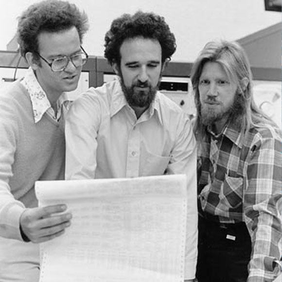 ויטפילד דיפי, מרטין הלמן, רלף מרקל (מימין לשמאל) ב-1977 | מקור: Chuck Painter, Stanford News Service