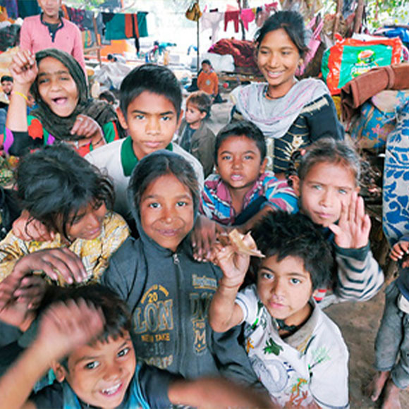 התמונה הזו של ילדים הודים מחייכים, שנלקחה ממאגר תמונות | Thierry Berrod, Mona Lisa Production, Science Photo Library