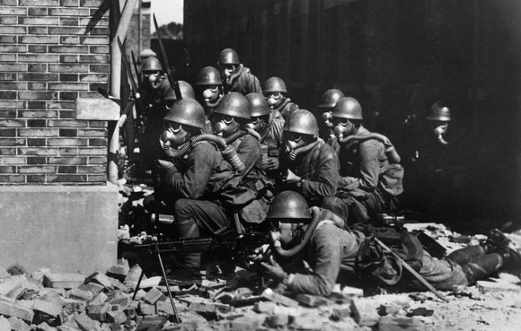 נחתים יפנים ממוגנים בקרב על שנחאי, 1937 | מקור: ויקיפדיה, נחלת הכלל