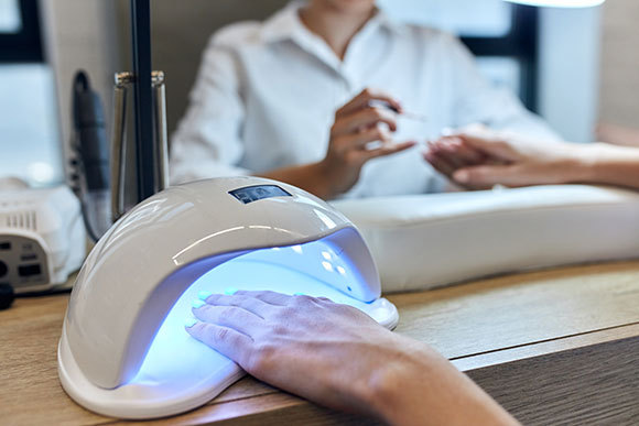 ייבוש לק ג'ל בקרינה על סגולה | צילום: UfaBizPhoto, Shutterstock