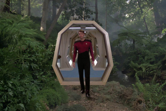 קפטן ויליאם רייקר נכנס להולודק | מקור: צילום מסך מהסדרה "מסע בין כוכבים: הדור הבא"