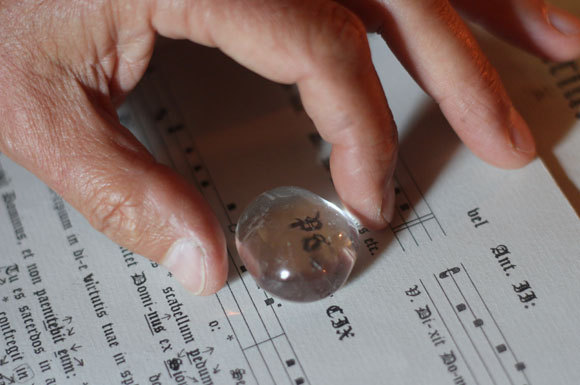 נזירים איטלקים פיתחו מכשיר שהם קראו לו "אבן קריאה" צילום: Ziko van Dijk