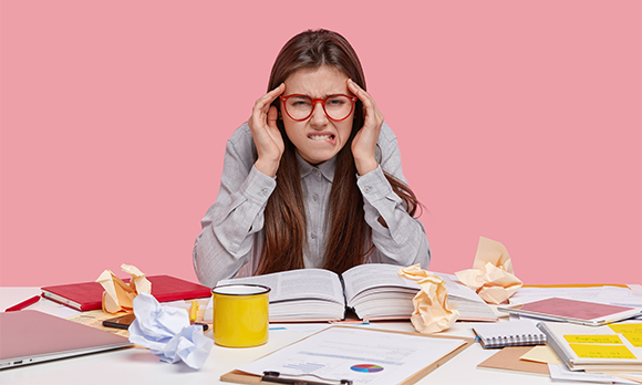 מדענית נאבקת בנתונים | צילום אילוסטרציה: WAYHOME studio, Shutterstock