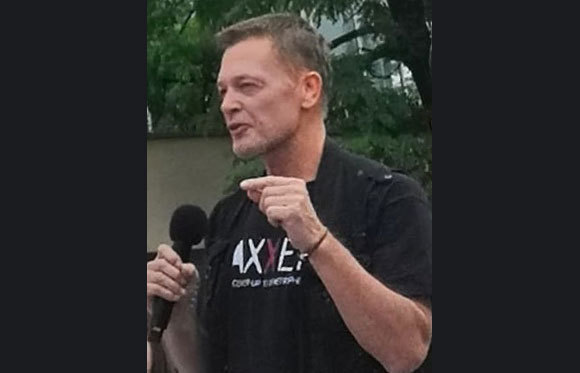 אנדרו וייקפילד בכינוס של מתנגדי חיסונים בפולין | צילום: Bladość, Wikipedia