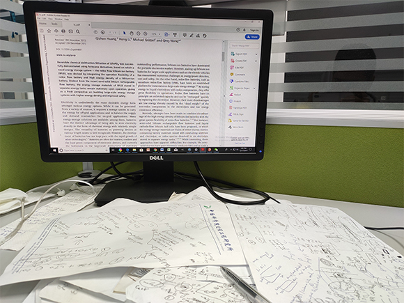 מאמר מדעי על צג המחשב, ולפניו רישומים ושרבוטים | צילום אילוסטרציה: WhiteLife, Shutterstock