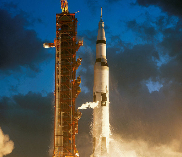 משקל של כמעט שלושה מיליון קילוגרם, כמעט כולו דלק. השיגור הראשון של טיל סטורן 5 ב-1967 | צילום: NASA