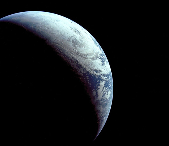 כמעט כל כדור הארץ נכנס בתמונה אחת, שעוררה עניין רב. הצילום המפורסם ממשימת אפולו 4 | מקור: NASA