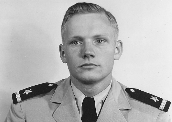 78 גיחות מבצעיות ונטישה אחת. הטייס הצעיר ניל ארמסטרונג במדי הצי ב-1952 | צילום: הצי האמריקאי, נחלת הכלל 