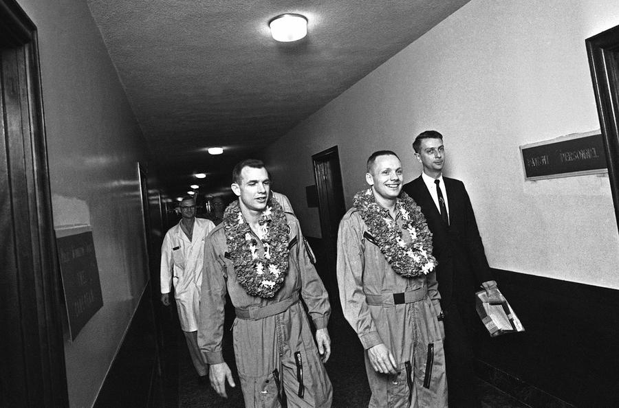 היה לי מזל שטסתי דווקא איתו. סקוט (משמאל) וארמסטרונג בבית חולים בהוואי אחרי נחיתת החירום | צילום: NASA