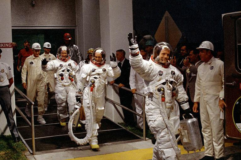 משימת החלל ההיסטורית. ארמסטרונג מלפנים עם אולדרין וקולינס בדרך לשיגור אפולו 11 | צילום: NASA