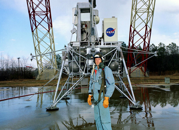 כמו קופסת שימורים מעופפת. ארמסטרונג לצד רכב האימונים לנחיתה על הירח, לפני ההתרסקות | צילום: NASA