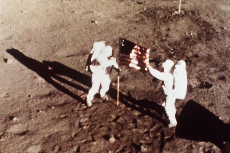 כמעט לא הצליחו להעמיד את הדגל. ארמסטרונג ואולדרין בצילום של מצלמת הטללויזיה ברכב הנחיתה | צילום: NASA