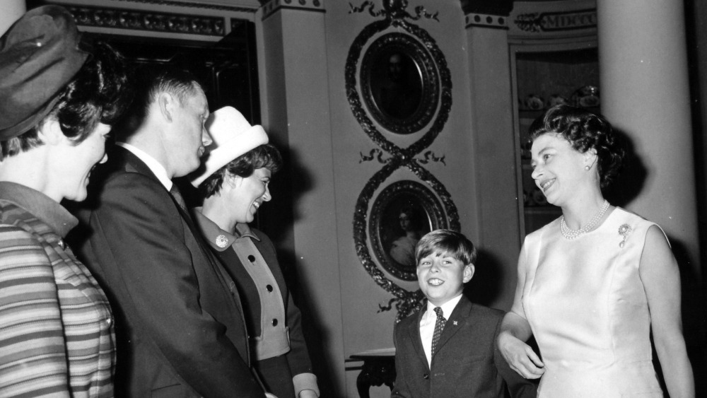 ביקורים בכל העולם. ארמסטרונג בפגישה עם מלכת בריטניה אליזבת השנייה והנסיך אנדרו | מקור: NASA