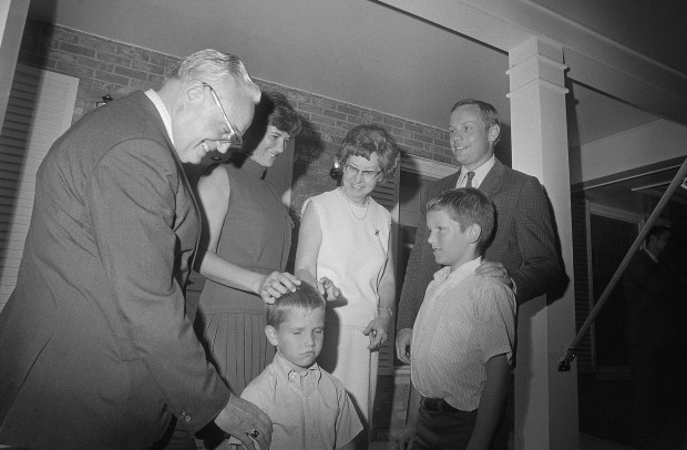 ​שמר בקנאות על פרטיותו. ארמסטרונג (מימין) עם אשתו הראשונה ג'נט, ילדיהם והוריו | צילום: NASA