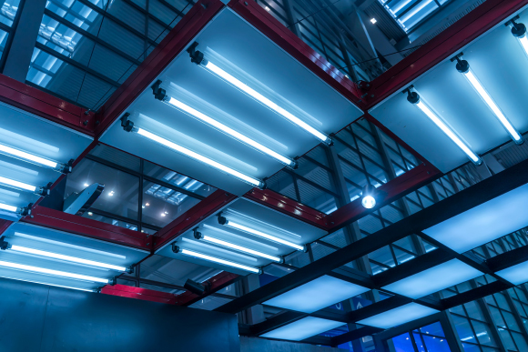 חלל גדול עם תאורה מלאכותית כחלחלה | Shutterstock, asharkyu