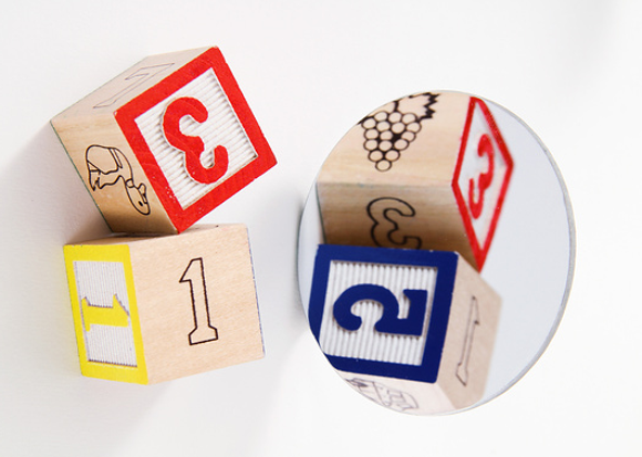 קוביות עם מספרים ותמונתן במראה | Photo Researchers, Science Photo Library