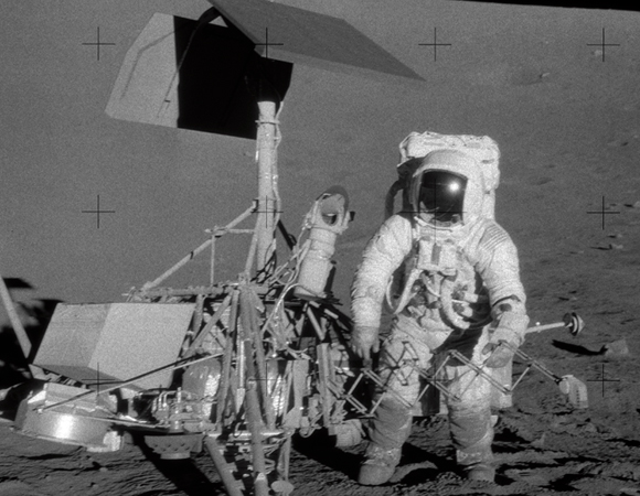 בכל זאת הגענו, למרות הכל. בין ליד החללית Surveyor-3 במהלך משימת אפולו 12 | צילום: NASA
