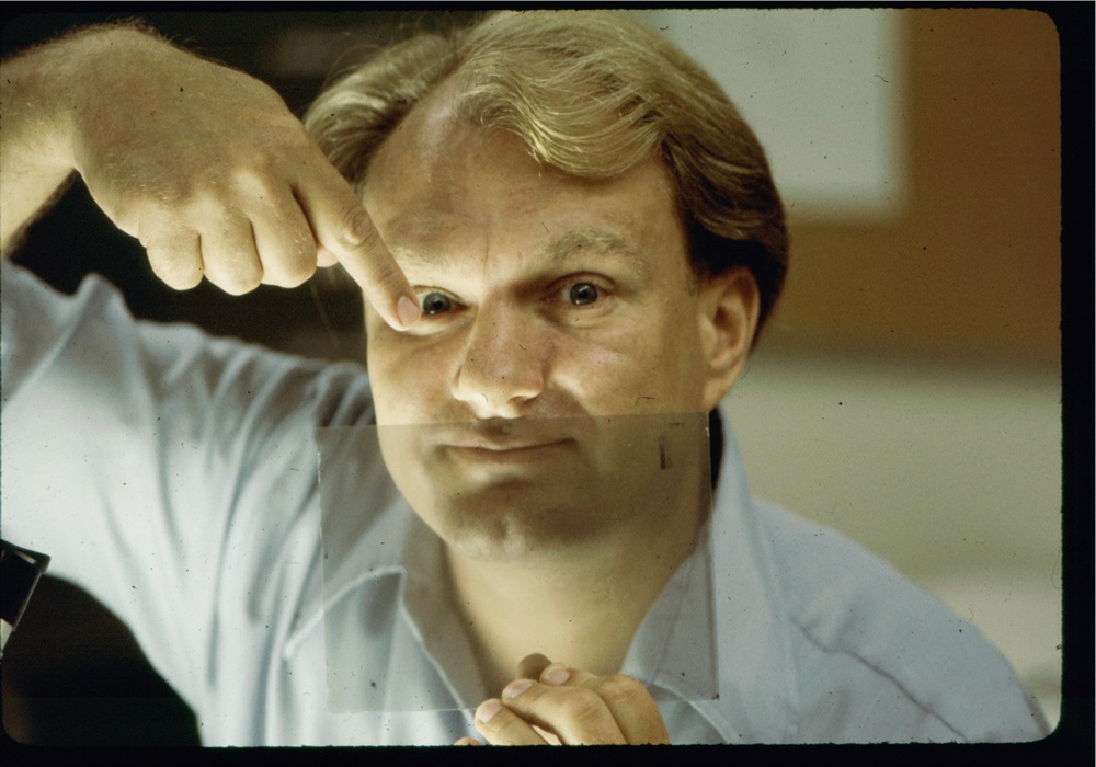 כארון זה כאן. ג'יימס כריסטי ב-1978 עם אחד מלוחות הצילום ששימשו לזיהוי ירחו של פלוטו | צילום: מצפה הכוכבים של הצי, USNO