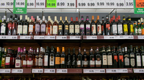מחירים של בקבוקי יין במרכול | צילום: Bogdan Vacarciuc, Shutterstock