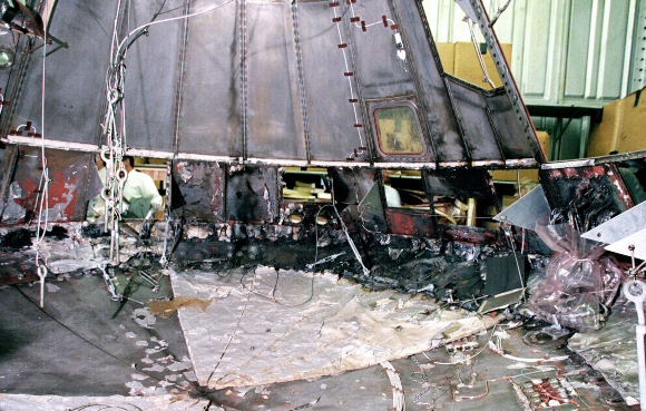 האסון הכבד עיכב כמעט בשנתיים את תכנית אפולו בדרך לירח. שרידי השריפה בחללית אפולו 1 | מקור: NASA