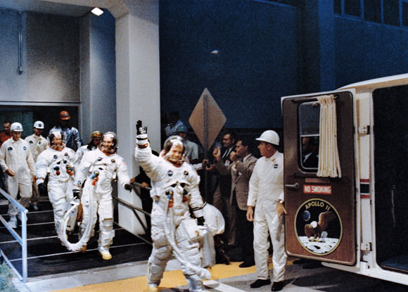 זרים מיודדים, לא חברים בלב ובנפש. ארמסטרונג, קולינס ואולדרין בדרך לטיל השיגור | צילום: NASA