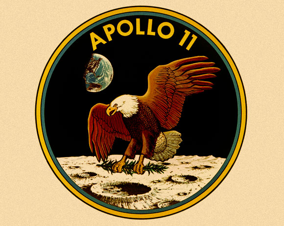 ויתרו על השמות כדי לתת קרדיט למאות אלפי בני אדם שהיו מעורבים בתכנית. תג המשימה של אפולו 11 | מקור: NASA