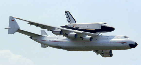 ניסויי דאייה מוצלחים. המעבורת בוראן מותקנת על מטוס אנטונוב | מקור: Ralf Manteufel, ויקיפדיה