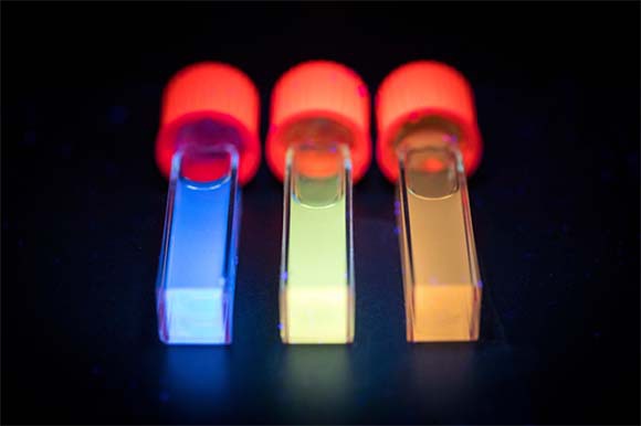 נקודות קוואנטום (quantum, dots) של גרפן, מחזירות אור בצבעים שונים | National Energy Technology Laboratory, US Department of Energy, Science Photo Library