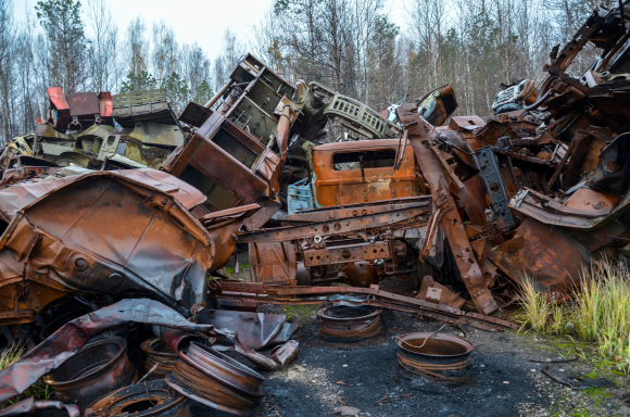 מכוניות חלודות במגרש גרוטאות | Dmytro Stoliarenko, Shutterstock